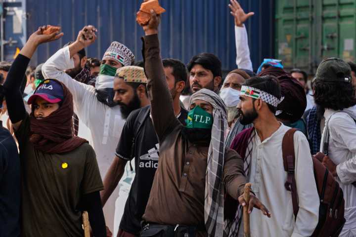 Pakistan Blocks Roads, Mobile Internet in Islamabad to Stop Religious Group's March