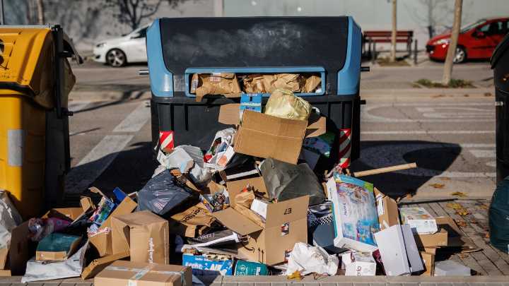 Adiós a la tasa de basuras en Madrid: así puedes reclamar para no pagar los 140 euros anuales