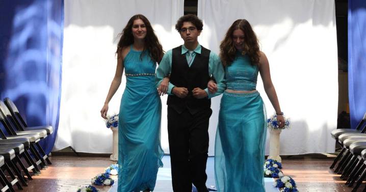 Prom closet offers free formal attire to Santa Fe students