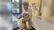 Una llamada sorpresa llevó a un hombre a reunirse con su perro después de 10 años