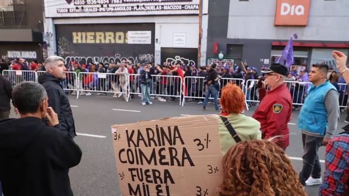 Tensión en las afueras del Movistar Arena: militantes libertarios chocaron con manifestantes