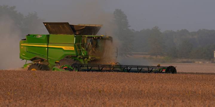 Trump plans aid package for US soybean farmers while seeking trade deal with China