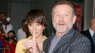 La hija de Robin Williams suplica que dejen de mandarle vídeos de su padre hechos por IA: «Creedme, no es lo que él habría querido»