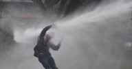 Cuatro policías heridos con flechas durante manifestación alrededor de embajada de EEUU en Bogotá