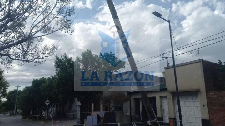 Corte de luz en el barrio Varela por un poste a medio caer