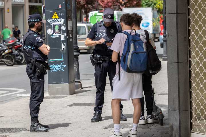 El choque de un patinete con un turismo no deja heridos