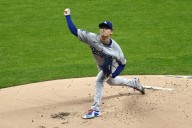 Joya de pitcheo de Yamamoto pone a los Dodgers dos juegos arriba en la final de la Liga Nacional