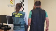 Detienen a una mujer de O Salnés que vendía vídeos e imágenes sexuales de su hija, menor de edad