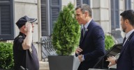 Sánchez felicita a la Policía Nacional en su día y los agentes le responden: «Cínico»