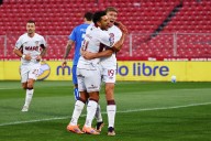 Pesadilla en la zaga azul: los goles de Lanús para adelantarse a la U en semifinales de Copa Sudamericana