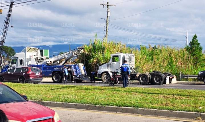 Con grúas policía retira vehículos de transportistas que mantenían toma en el Valle de Amarateca