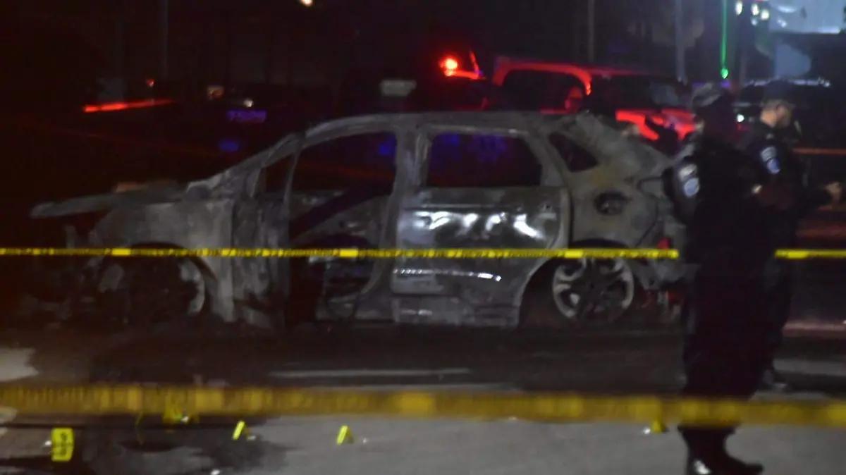 Arde vehículo en bulevar Arandas; investigan las causas del siniestro