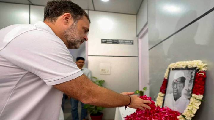 Congress leaders pay tributes to former party chief Sitaram Kesri