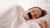 Advertencia sanitaria ante el viral «reto» de taparse la boca con cinta adhesiva al dormir.