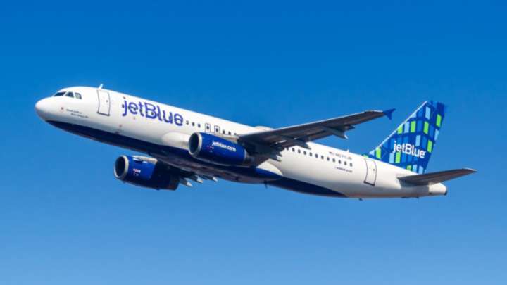 Vuelo de JetBlue Procedente de Cancún Aterriza de Emergencia en Florida; Hay Varios Heridos