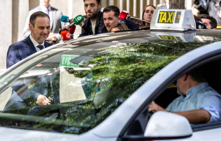 El Congreso y juristas reprochan al juez Puente sus críticas a que Ábalos siga de diputado