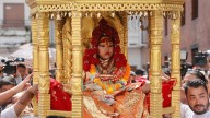 Una niña de Nepal fue proclamada "diosa viviente": cómo es la tradición que la obliga a separarse de su familia y vivir aislada
