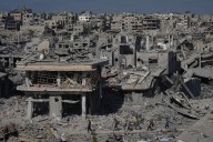 Palestinians return to ruins and US troops land in Israel as ceasefire holds