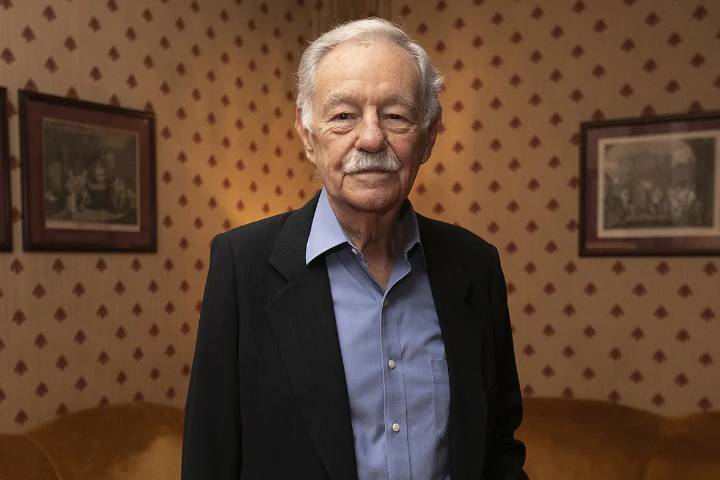 Eduardo Mendoza: "Ha habido ilusión, ha habido desencanto y ahora hay indignación. Todo el mundo está indignado. Bueno, yo no"