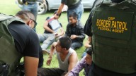 Malas noticias para migrantes: la justicia bloqueó esta orden que obligaba a CBP a rendir cuentas sobre redadas