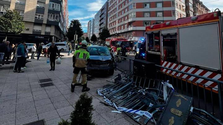 Un coche pierde el control en la calle Valentín Masip de Oviedo y deja un herido y varios metros de valla arrancados