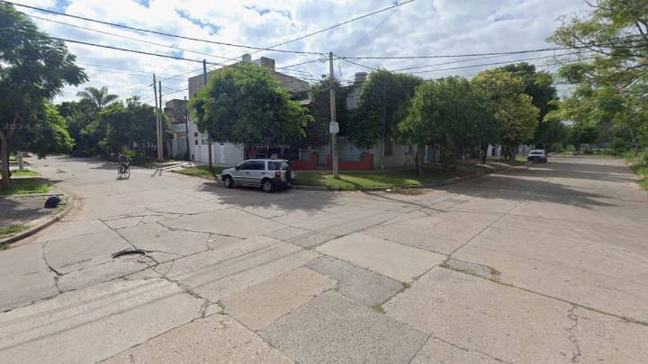 Violento asalto a un trabajador en barrio Candioti: seis delincuentes le robaron la moto y el celular