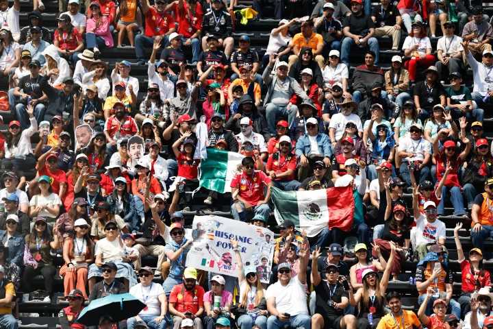 Pese a ausencia de ‘Checo’, F1 celebra 10 años en México con lleno total