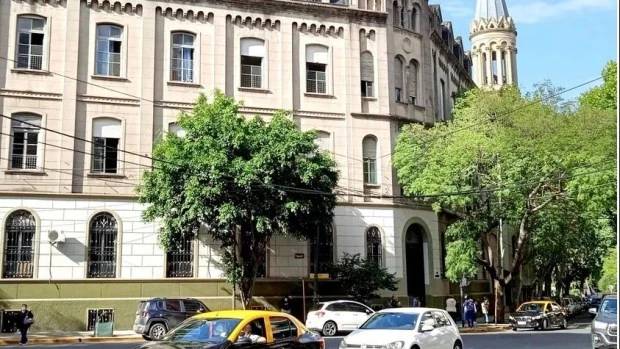 Explosión en una escuela de Palermo: dos estudiantes siguen internados y uno en estado reservado