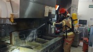 Susto al arder una freidora en una hamburguesería de Oleiros