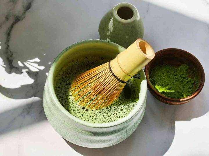 Qué es el matcha: origen, preparación y razones de su popularidad