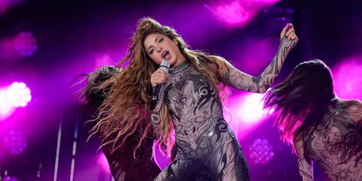 Shakira aclara el supuesto beso viral y sorprende con su lado más profesional en pleno concierto