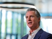 Newsom firma una ley clave para proteger a las familias migrantes en California: cuándo entra en vigor