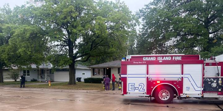 Firefighters extinguish garage fire in Grand Island