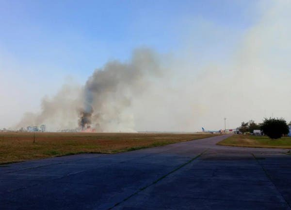 Una quema de pastizales obligó a cerrar el aeropuerto tucumano Benjamín Matienzo: VIDEO