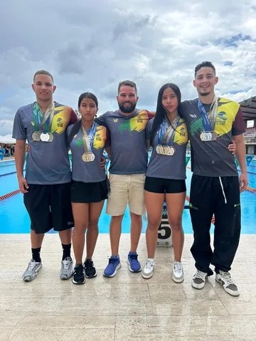 Natación quindiana brilló en Pereira con 18 medallas y siete récords personales