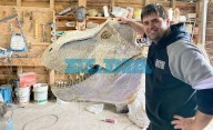 Del León de UNO a dinosaurios: el artista de La Plata que convierte su taller en un reino animal
