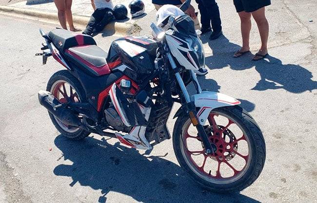 Lesionado motociclista al impactarse contra vehículo en Acuña