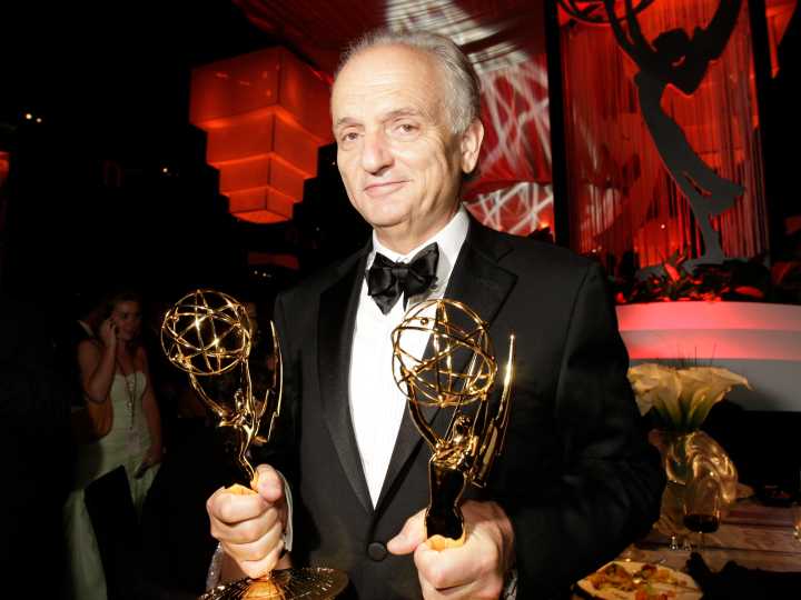 Del crimen al lavado de cerebro: el creador de Los Soprano vuelve a la TV tras de casi 20 años