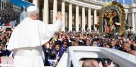 Papa León XIV bendice la imagen del Señor de los Milagros en El Vaticano: "Saludo a aquellos por realizar la procesión"