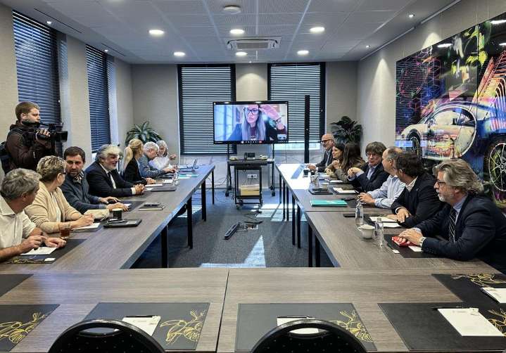 Puigdemont trata de rebajar el malestar interno de los alcaldes de su partido
