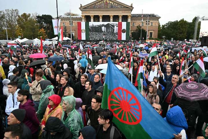 "No queremos morir por Ucrania". Miles marchan por Orban en Budapest mientras la oposición gana terreno y desafía su hegemonía
