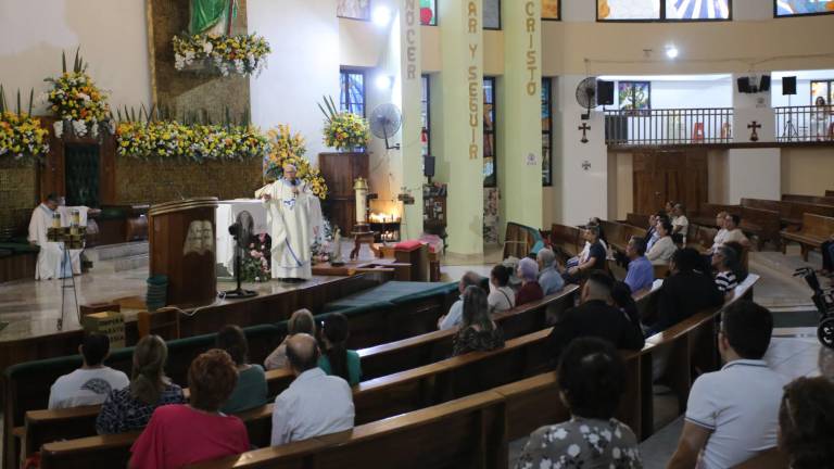 Decenas de fieles se encomiendan a Dios en la tradicional misa por los enfermos de San Judas Tadeo
