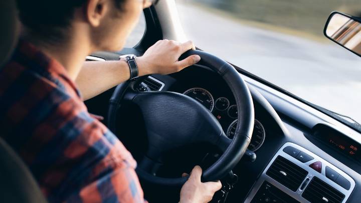 Uno de cada cinco muertos en carretera circulaba usando el móvil