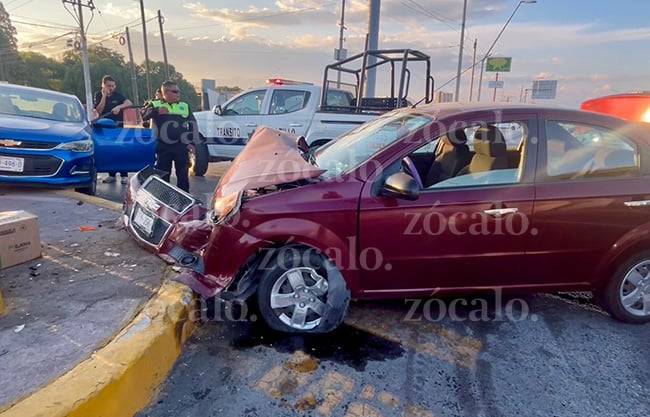Ocasiona choque conductor tras ignora semáforo en rojo en periférico LEA