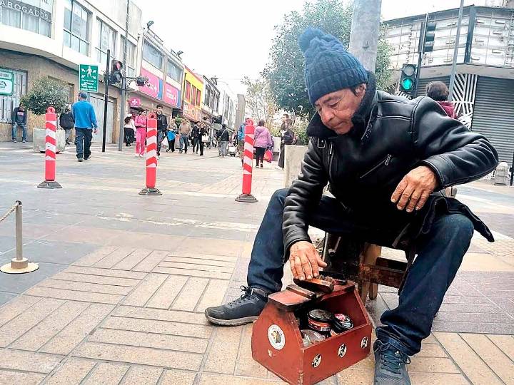 La calle José Santiago Aldunate tiene a uno de los últimos lustradores de zapatos