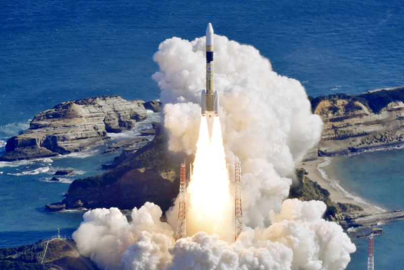 Investors pour record $3.5 billion into space as investors look beyond big names, report says