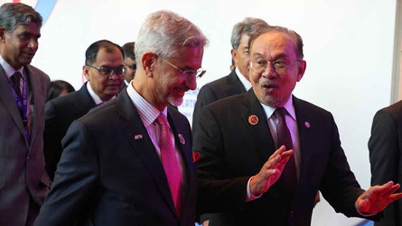 EAM Jaishankar meets Malaysian leader Ibrahim, conveys PM Modi's wishes for successful ASEAN Summit