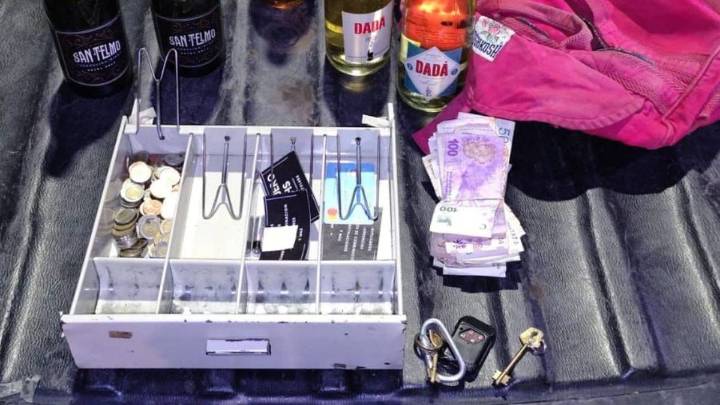 Un robo espumoso que falló: lo atraparon con champagne y parte de la caja registradora