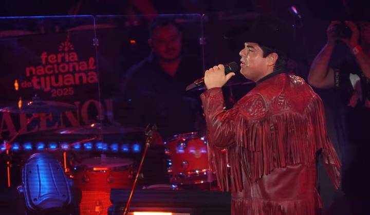 Alfredo Olivas detiene su concierto en Pachuca tras recibir un misterioso regalo