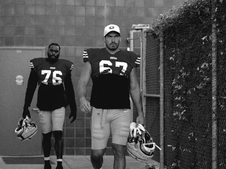 Isaac Alarcón, el liniero mexicano, queda libre de los 49er
